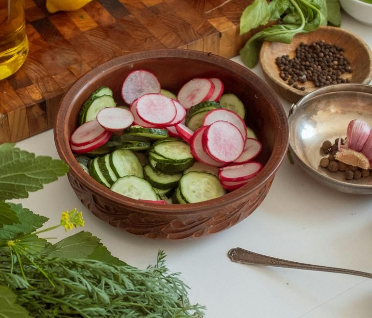 Salade concombre, radis & sauce au yaourt - les 3 fermes
